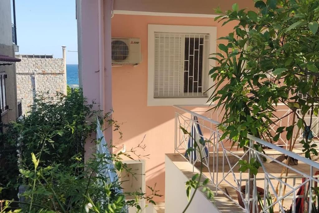Παραλιακό Διαμέρισμα Με Αυλή Gythio Buitenkant foto