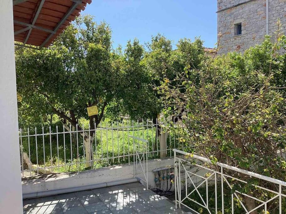 Παραλιακό Διαμέρισμα Με Αυλή Gythio Buitenkant foto
